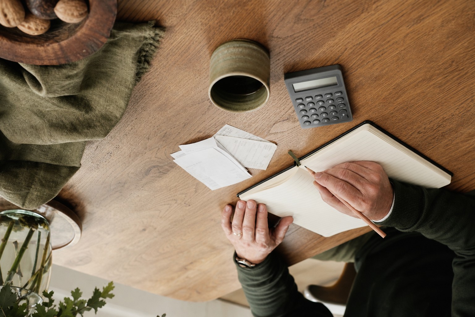 Zakelijke administratie en planning op een rustige werktafel