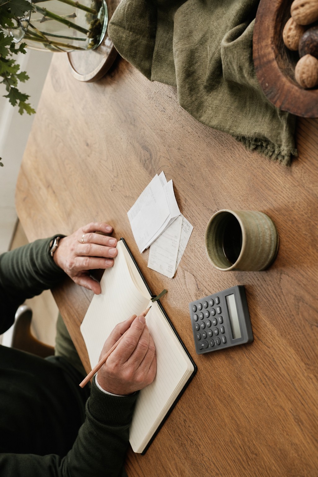 Zakelijke administratie en planning op een rustige werktafel